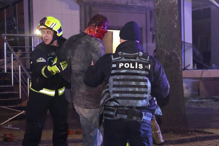 Policja i ratownicy pomagają rannemu mieszkańcowi Charkowa