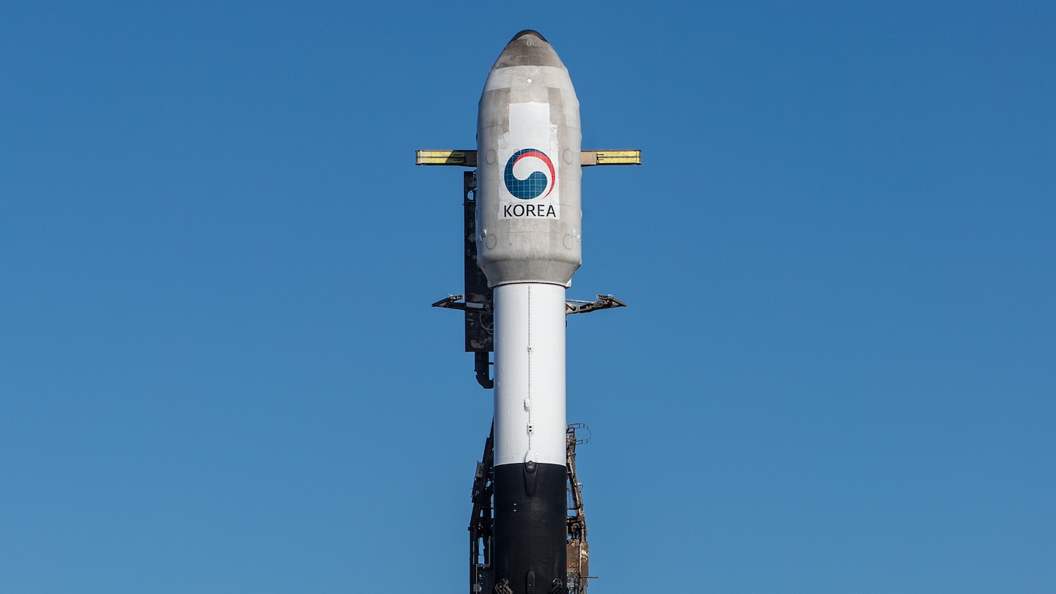 SpaceX rozpoczyna misję współdzielenia przejazdów z południowokoreańskim satelitą szpiegowskim, pierwszym irlandzkim satelitą – Spaceflight Now