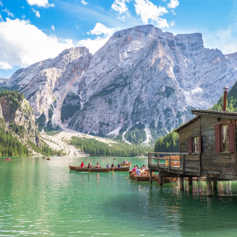 Jezioro Braies (znane również jako Pragser Wildsee lub Lago di Braies) w Dolomitach, Sudtirol, Włochy