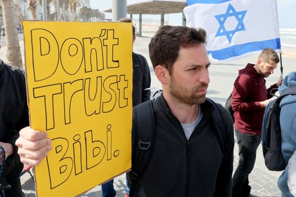 Demonstracja przed ambasadą USA w Tel Awiwie w związku z ustawą o reformie sądownictwa, 30 marca 2023 r. (fot. JACK GUEZ / Getty Images)