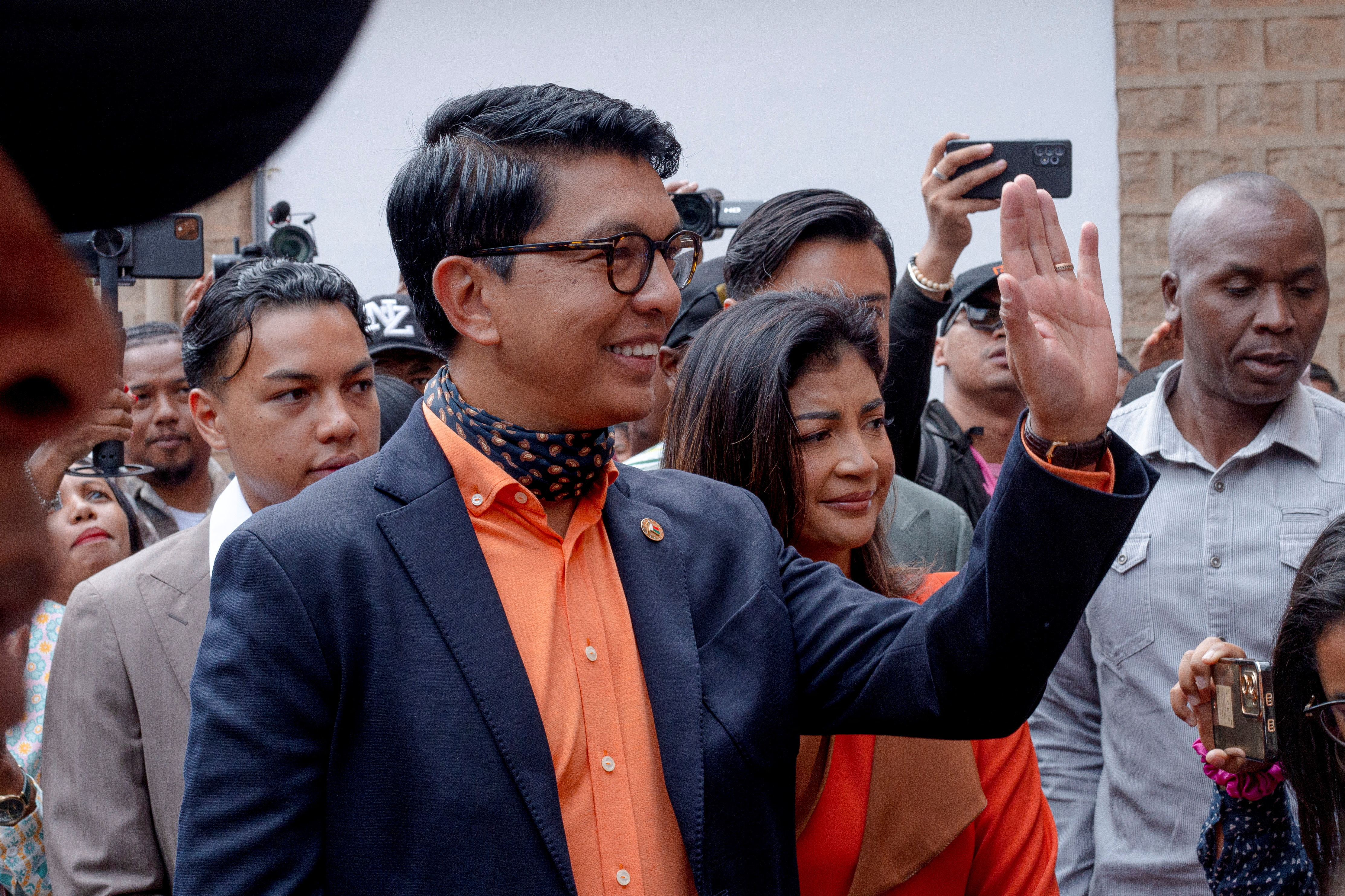 Prezydent Madagaskaru i kandydat na prezydenta Andry Rajoelina w towarzystwie swojej żony Mialy Rajoeliny, gdy przybywa on, aby oddać głos w lokalu wyborczym podczas wyborów prezydenckich w Ambatobe