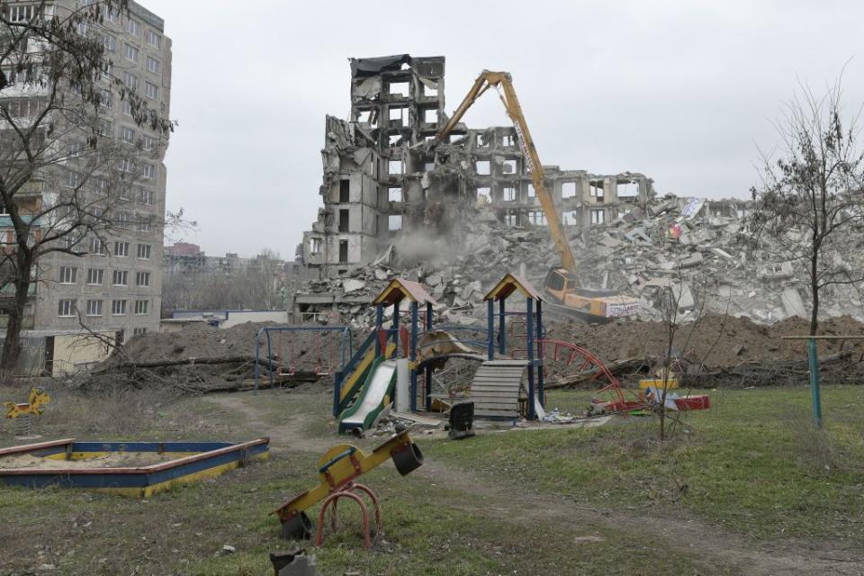 Rozbiórka uszkodzonych budynków w okupowanym przez Rosję Mariupolu na Ukrainie, 16 marca 2023 r. (Zdjęcie: agencja Stringer/Anadolu, Getty Images)