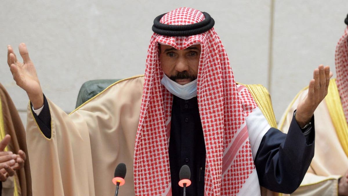 Emir Kuwejtu Szejk Nawaf Al-Ahmad Al-Jaber Al-Sabah przemawia z podniesionymi rękami