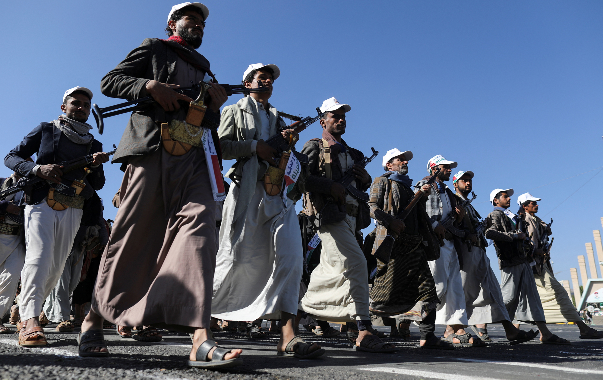 Nowo zrekrutowani bojownicy Houthi maszerują na paradzie w Sanie w Jemenie, 2 grudnia. 