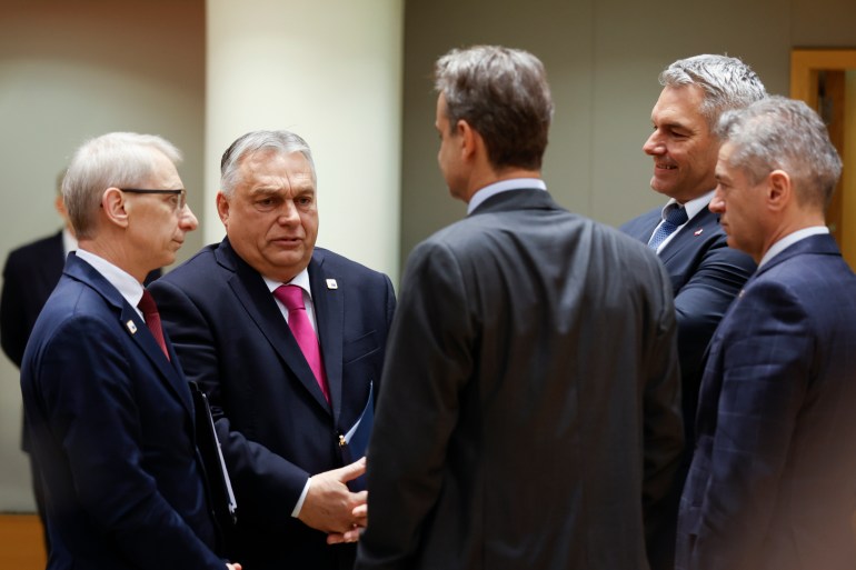 Od lewej premier Bułgarii Nikołaj Denkow, premier Węgier Viktor Orban, premier Grecji Kyriakos Mitsotakis, kanclerz Austrii Karl Nehammer i premier Słowenii Robert Golob przemawiają podczas spotkania przy okrągłym stole podczas szczytu UE w budynku Rady Europejskiej w Brukseli w czwartek , 14 grudnia 2023 r. [AP Photo/Omar Havana]