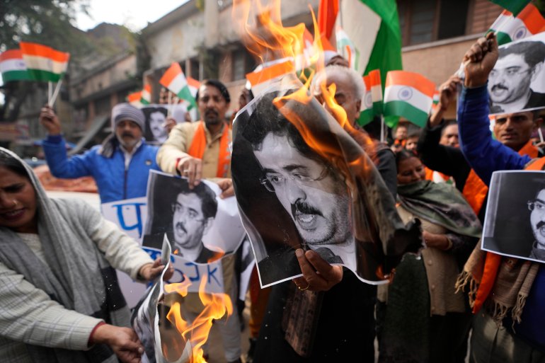 Aktywiści prawicowych grup hinduskich palą portrety premiera Pakistanu Anwaara-ul-Haqa Kakara podczas protestu przeciwko zabójstwom żołnierzy armii indyjskiej w Dżammu w Indiach, piątek, 22 grudnia 2023 r. Czterech indyjskich żołnierzy zginęło, a trzech inni zostali ranni w zasadzce zorganizowanej przez bojowników walczących z rządami New Delhi w spornym Kaszmirze – podali w czwartek urzędnicy.  Indyjskie wojsko poinformowało, że w czwartek późnym popołudniem bojownicy ostrzelali dwa pojazdy wojskowe w południowej dzielnicy Poonch.  Obszar ten znajduje się w pobliżu wysoce zmilitaryzowanej linii kontroli dzielącej Kaszmir między Indie i Pakistan.  (AP Photo/Channi Anand)