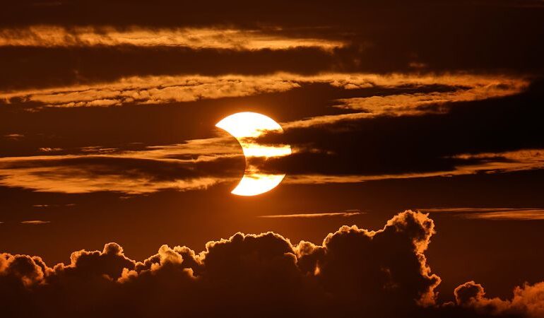 Nowa książka o zaćmieniach słońca odkrywa historię i mity na temat całości
