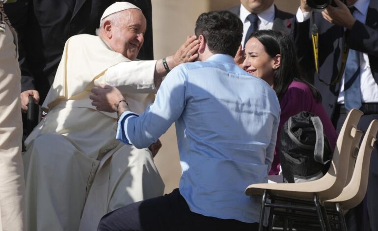 Papież zatwierdza błogosławieństwa dla par tej samej płci, które nie mogą przypominać małżeństwa