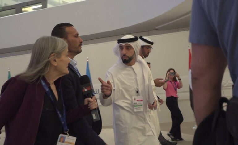 COP28: Amy Goodman próbuje przesłuchać dyrektora generalnego ZEA zajmującego się ropą naftową pełniącego funkcję przewodniczącego rozmów klimatycznych ONZ w Dubaju