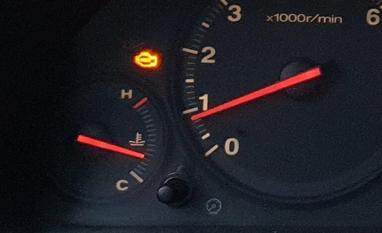 Check engine. Co znaczy ta kontrolka? Czy trzeba wyłączyć silnik, gdy się zaświeci?