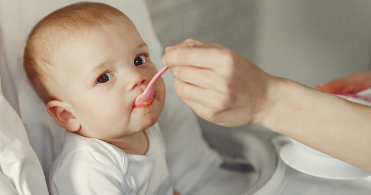 Jaka dieta jest odpowiednia dla niemowlęcia? Ekspert podpowiada, co podawać półrocznemu dziecku
