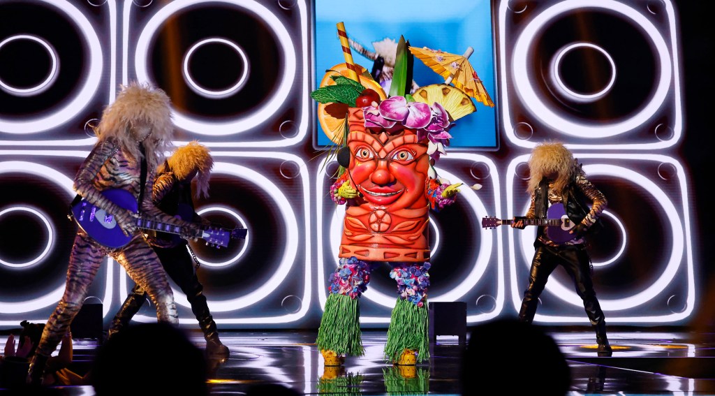 THE MASKED SINGER: Tiki w odcinku „I Wanna Rock” programu THE MASKED SINGER emitowanego w środę, 6 grudnia (20:00–21:02 ET/PT) na antenie FOX.  CR: Michael Becker / FOX.  ©2023 FOX Media LLC.