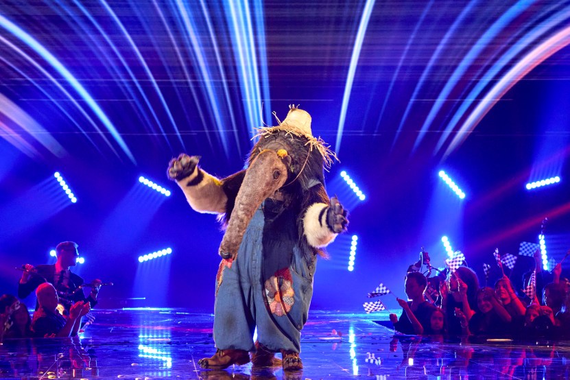 THE MASKED SINGER: Anteater w odcinku „Soundtrack To My Life” programu THE MASKED SINGER wyemitowanego w środę, 13 grudnia (20:00–21:02 ET/PT) na antenie FOX.  CR: Michael Becker / FOX.  ©2023 FOX Media LLC.