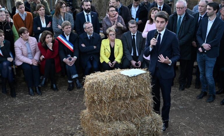 Premier Francji idzie na ustępstwa, gdy protestujący rolnicy blokują autostradę w pobliżu Paryża