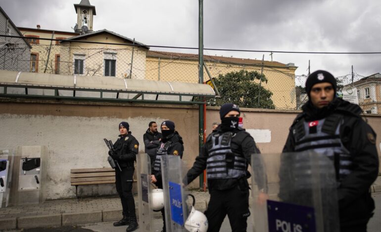 Dwóch zamaskowanych mężczyzn zabija osobę w ataku na kościół katolicki w Stambule.  Służby zatrzymują 2 członków ISIS