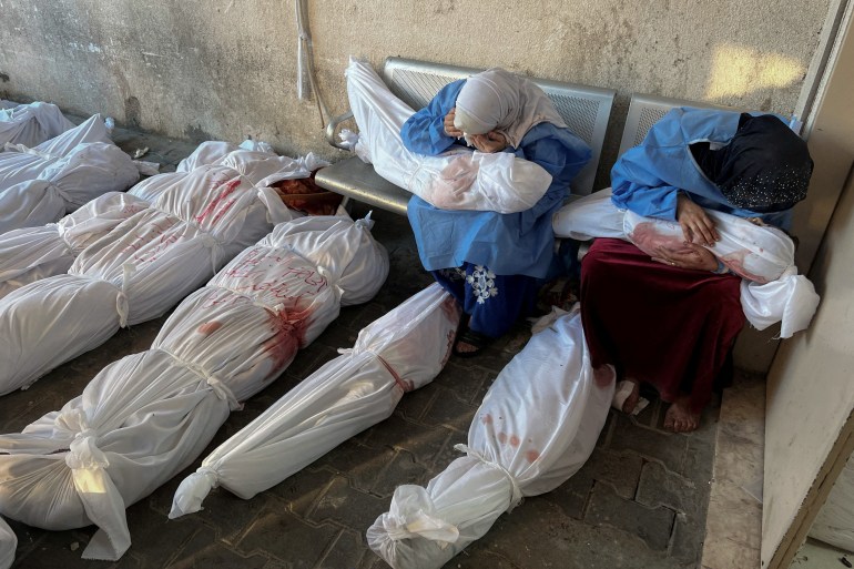 Palestyńskie kobiety opłakują ciała dzieci zabitych w izraelskich atakach podczas trwającego konfliktu między Izraelem a Hamasem w indonezyjskim szpitalu w północnej Strefie Gazy, 18 listopada