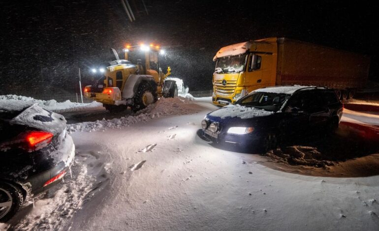 Ekstremalne zimno pozbawia tysiące ludzi prądu w krajach skandynawskich, a powodzie ponownie nawiedzają Niemcy