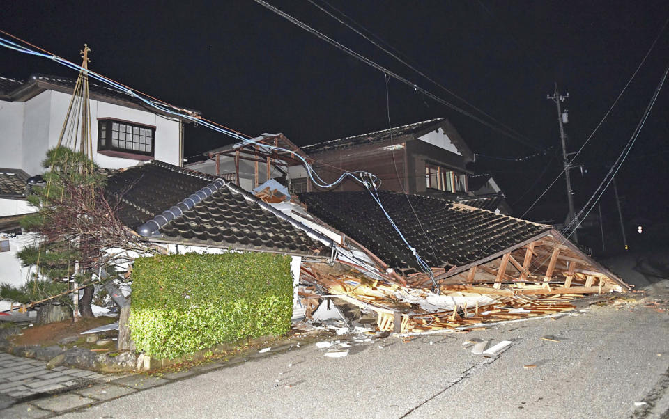 Zawalone domy po trzęsieniu ziemi w mieście Anamizu w prefekturze Ishikawa w Japonii, 1 stycznia 2024 r. (Noboru Hosono / The Yomiuri Shimbun przez AP)
