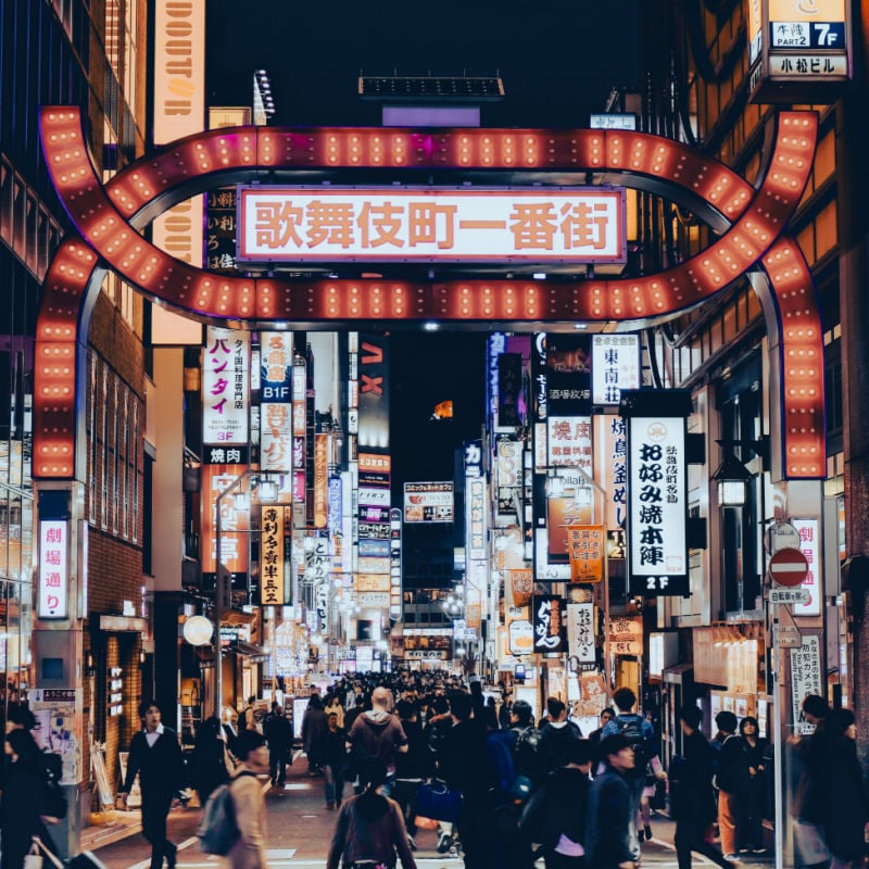 ruchliwa ulica w centrum Shinjuku Tokio w Japonii