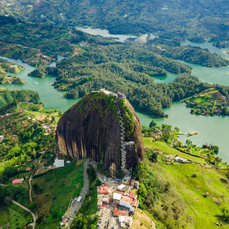 widok z lotu ptaka na kamień penol w guatape w kolumbii w pobliżu medellin