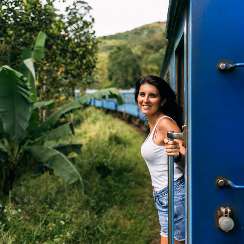 kobieta jedzie pociągiem przez las na Sri Lance