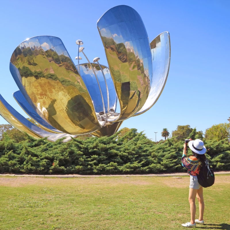 kobieta robiąca zdjęcie Floralis Generica w Buenos Aires, Argentyna