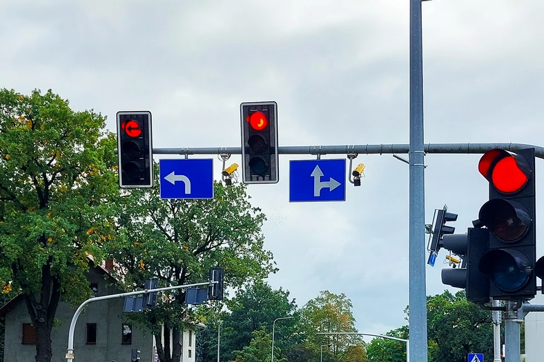 System kontroli przejazdów na czerwionym świetle