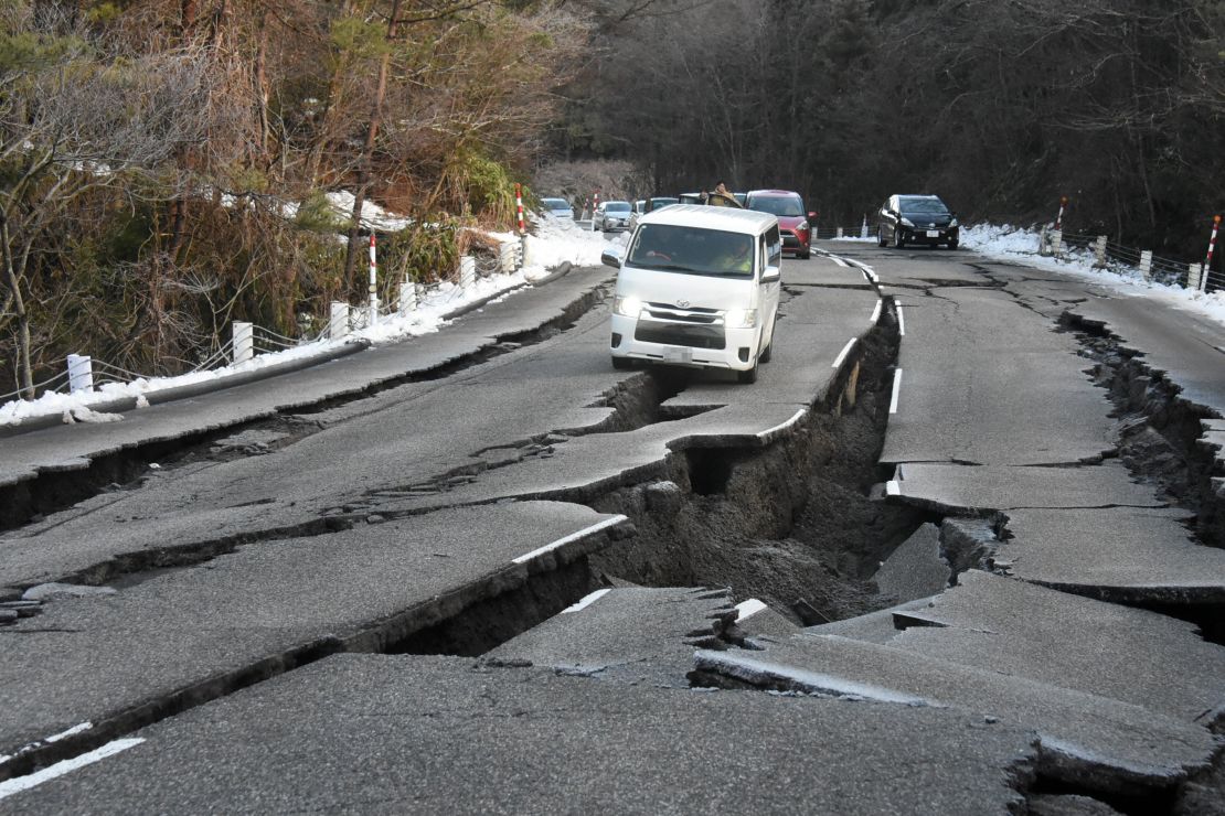 NOTO, JAPONIA – 02 STYCZNIA: (UWAGA REDAKCJI: Część tego zdjęcia została podzielona na piksele) Samochody utknęły w pęknięciach, ponieważ droga została uszkodzona przez liczne silne trzęsienia ziemi, które miało miejsce 2 stycznia 2024 r. w Noto, Ishikawa, Japonia.  Dla wybrzeża Japonii wydano ostrzeżenie przed tsunami po serii trzęsień ziemi, z których największe miało siłę 7,1 w skali Richtera, nawiedziło obszary wokół Toyamy i Niigata w środkowej Japonii.  Potwierdzono śmierć co najmniej 7 osób w prefekturze Ishikawa, gdzie znajduje się epicentrum trzęsień ziemi.  (Zdjęcie: The Asahi Shimbun za pośrednictwem Getty Images)