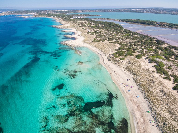Vista area de una de las mejores playas de España, la playa de Ses Illetes es una reserva natural que se encuentra en Formentera para el disfrute de todos sus Visitantes.