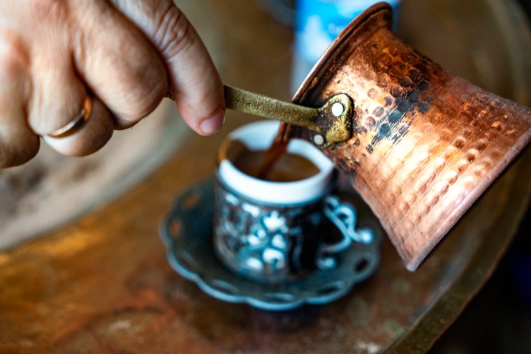 Turecki dzbanek do kawy i ognisko
