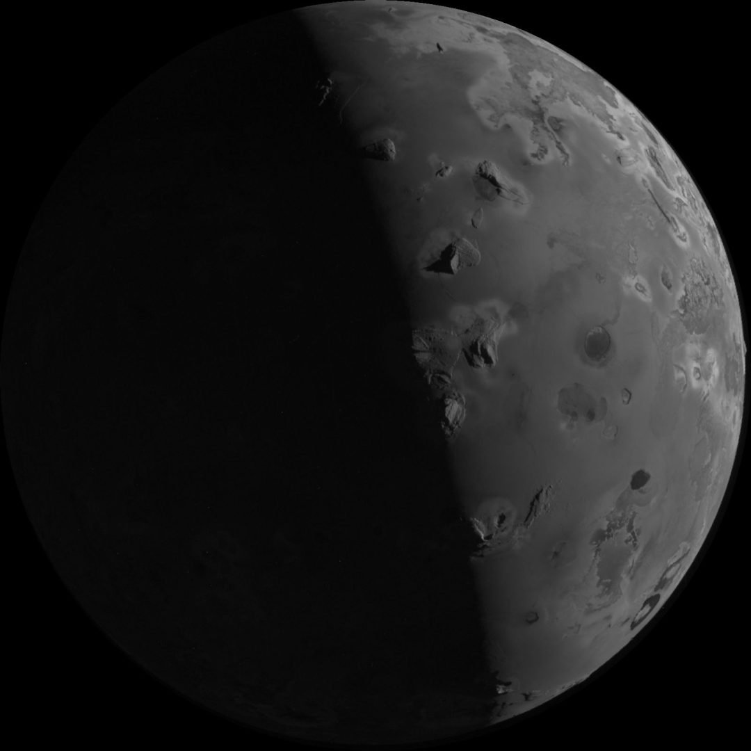 przelot Juno, Jowisz io, 30 grudnia