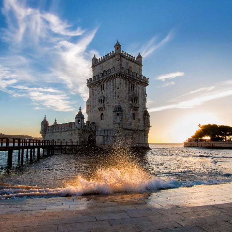Torre de Belem w Lizbonie w Portugalii z pluskającymi falami