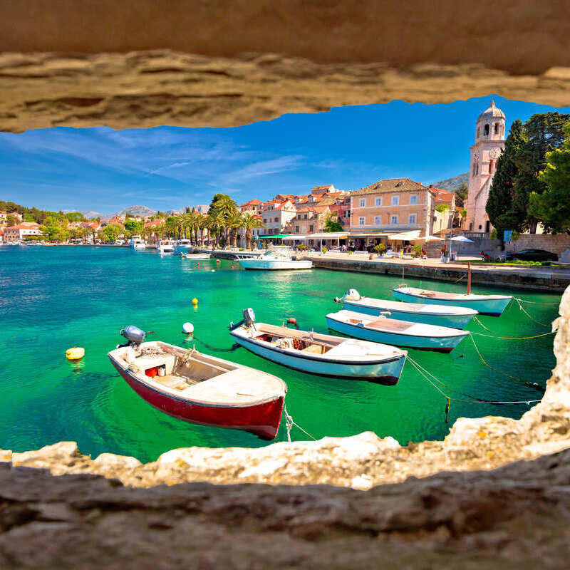 Widok na linię łodzi ustawionych na przystani w Cavtat, hrabstwo Dubrovnik-Neretva, widziany ze ścian pomnika historii, Chorwacja, Europa Południowo-Wschodnia