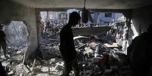 DEIR AL-BALAH, GAZA – 7 LISTOPADA: Zespoły obrony cywilnej i obywatele kontynuują działania poszukiwawczo-ratownicze po nalocie na budynek należący do rodziny Maslah podczas 32. dnia izraelskich ataków w Deir Al-Balah w Gazie 7 listopada 2023 r. (Zdjęcie: Ashraf Amra/Anadolu za pośrednictwem Getty Images)