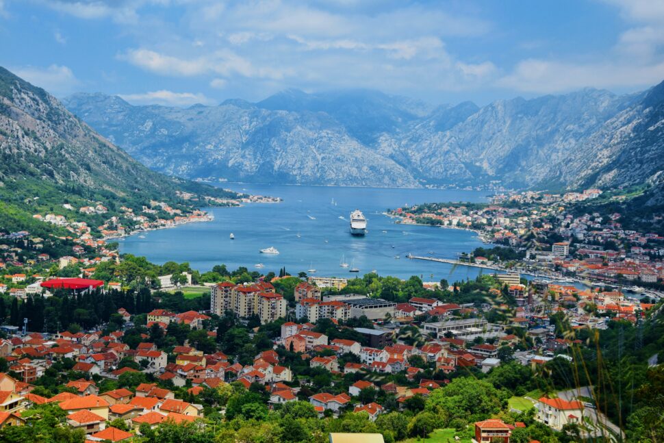 widok na Zatokę Kotorską w Czarnogórze