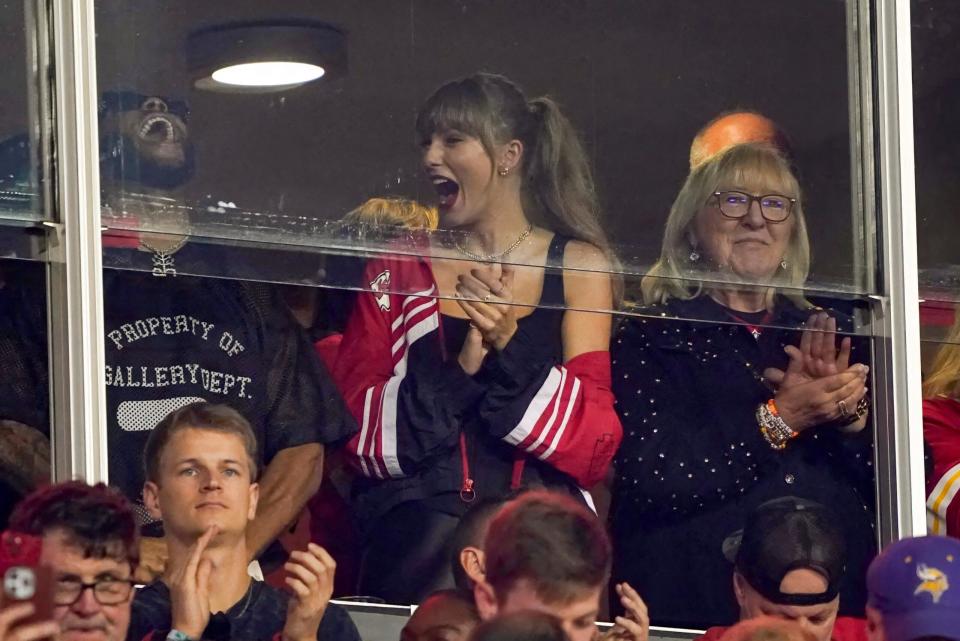 Taylor Swift i Brittany Mahomes dzielą się tajemniczym uściskiem dłoni podczas meczu Chief Game