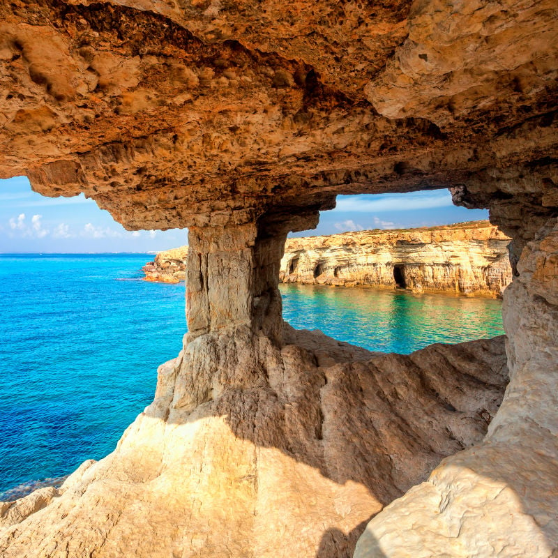 formacje skalne i morze na cyprze