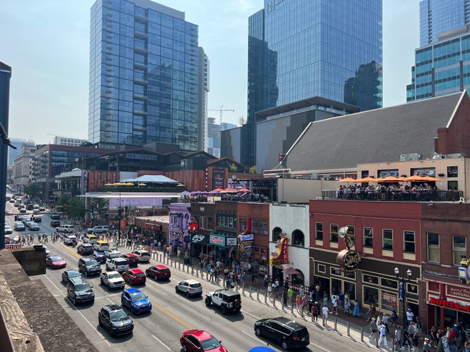 Zajęty Broadway w centrum Nashville, Tennessee 