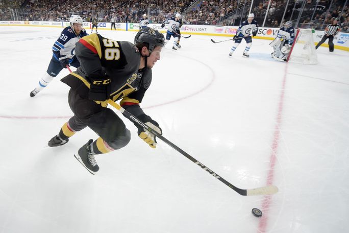 Lewy skrzydłowy Vegas Golden Knights, Erik Haula (56 l.), jest ścigany przez obrońcę Winnipeg Jets Toby’ego Enstroma (39 l.) podczas czwartego meczu finałowego meczu hokejowego Konferencji Zachodniej NHL w piątek, 18 maja 2018 r. w T-Mobile Arena.