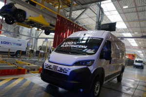Fabryka dużych samochodów dostawczych Stellantis w Gliwicach jako jedyna w sieci grupy w Europie rozpoczęła produkcję elektrycznych aut dostawczych