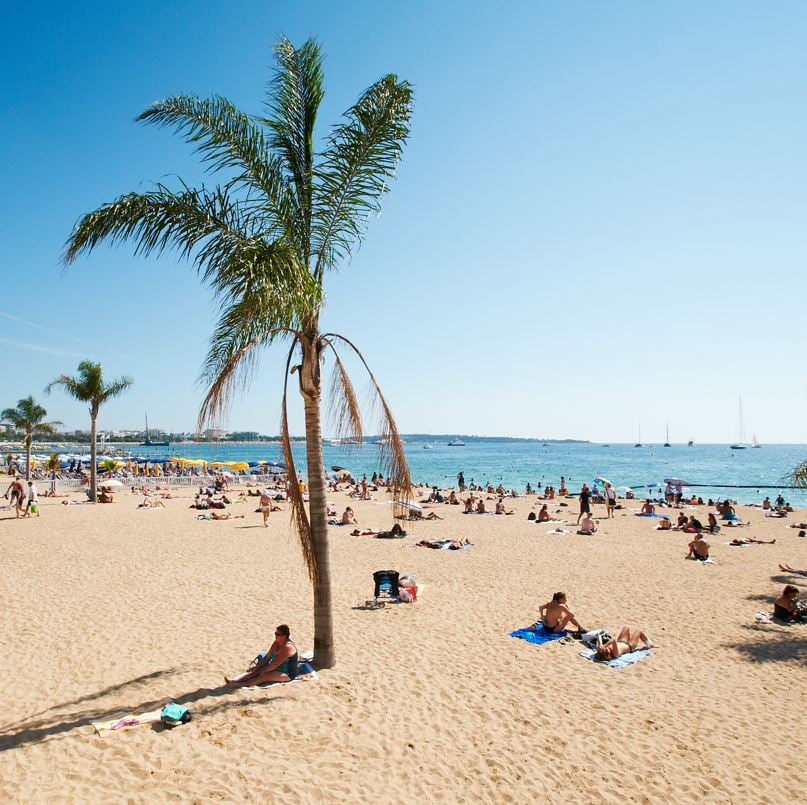 ludzie na plaży w Barcelonie