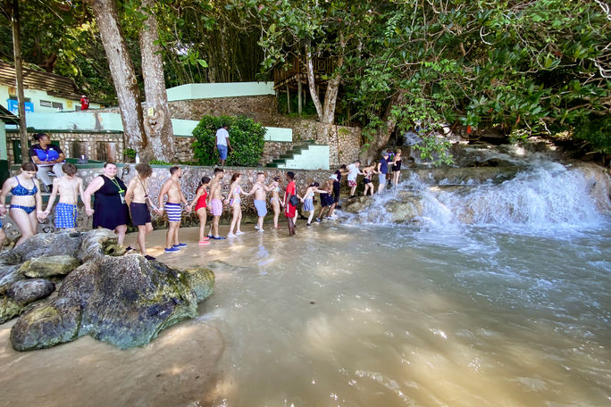 Turyści przygotowujący się do wspinaczki na wodospad Dunn's River Falls w pobliżu Ocho Rios na Jamajce