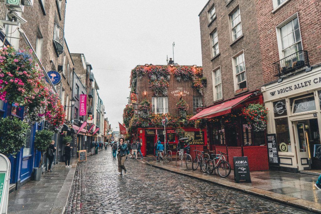 Jak spędzić deszczowy dzień w Dublinie i nadal dobrze się bawić!  Szukasz najlepszych atrakcji w deszczowej stolicy Irlandii?  To Twój najlepszy przewodnik po atrakcjach krytych w stolicy Szmaragdowej Wyspy w Dublinie w Europie