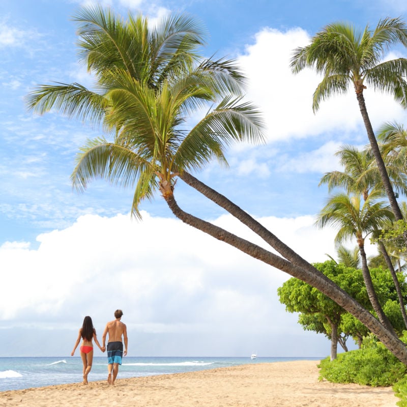 para spacerująca po plaży Maui