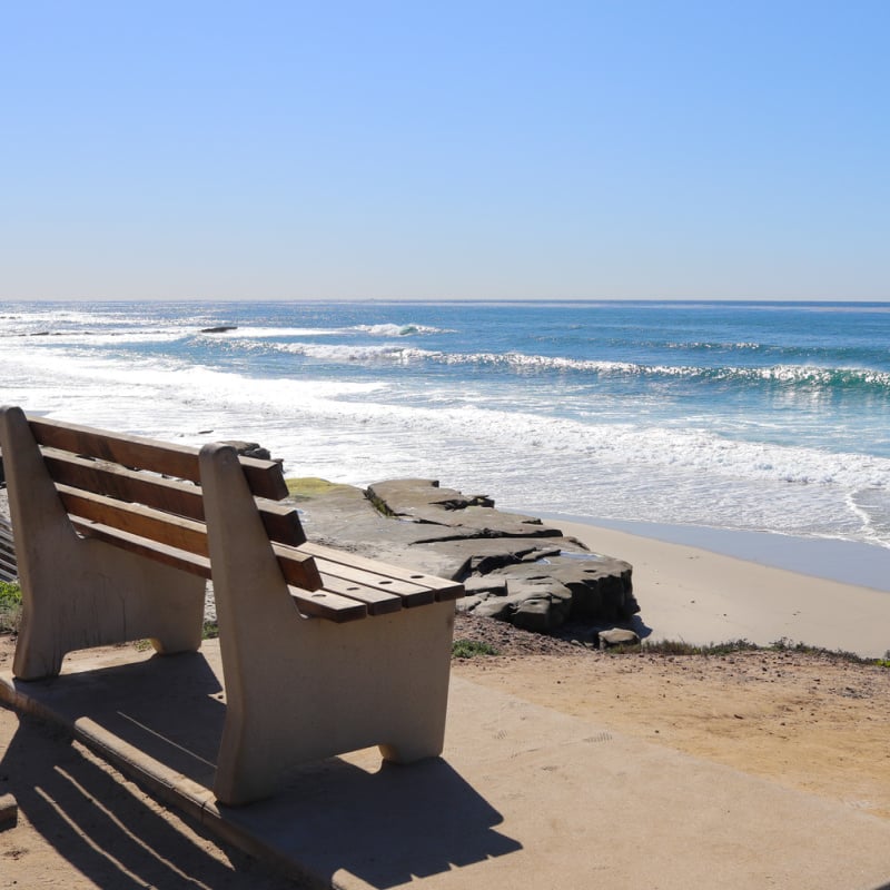 ławka na malowniczej plaży w San Diego
