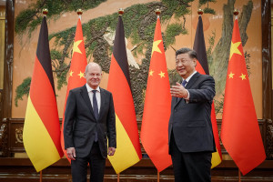 Na zdjęciu kanclerz Olaf Scholz (z lewej) z wodzem chińskich komunistów Xi Jinpingiem