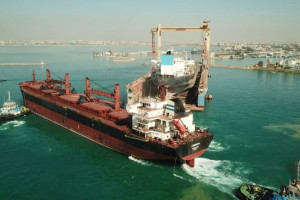 Grecki masowiec "Zografia" w stoczni w Ismaili w Egipcie. Statek przechodzi prace naprawcze po uszkodzeniu spowodowanymi atakiem pocisków balistycznych Huti na statek 16 stycznia 2024 r. podczas żeglugi na południowym Morzu Czerwonym.