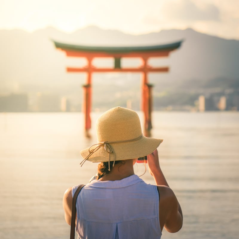 turystka robiąca zdjęcie w Japonii