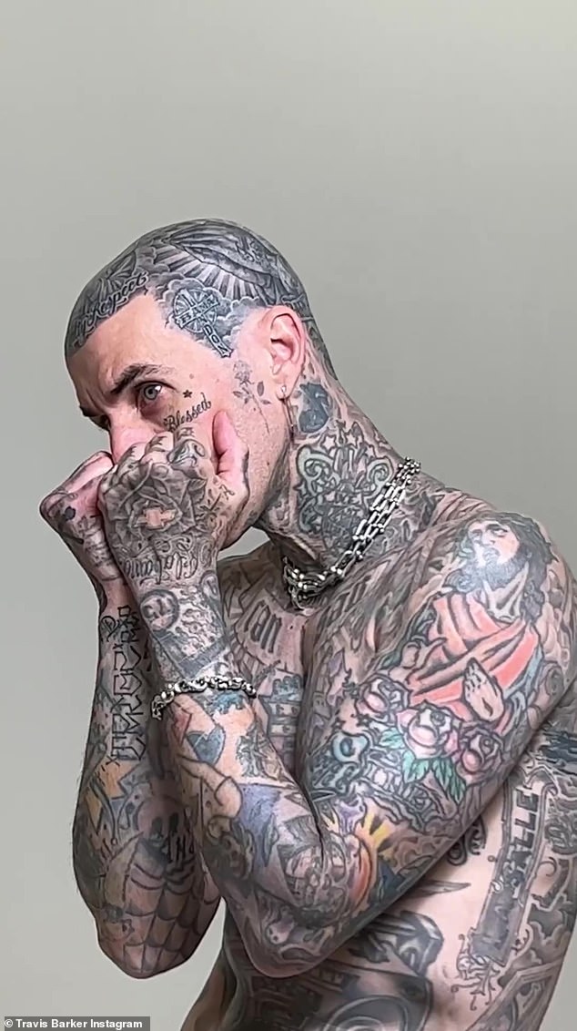 Travis ma tatuaże pokrywające większość jego ciała
