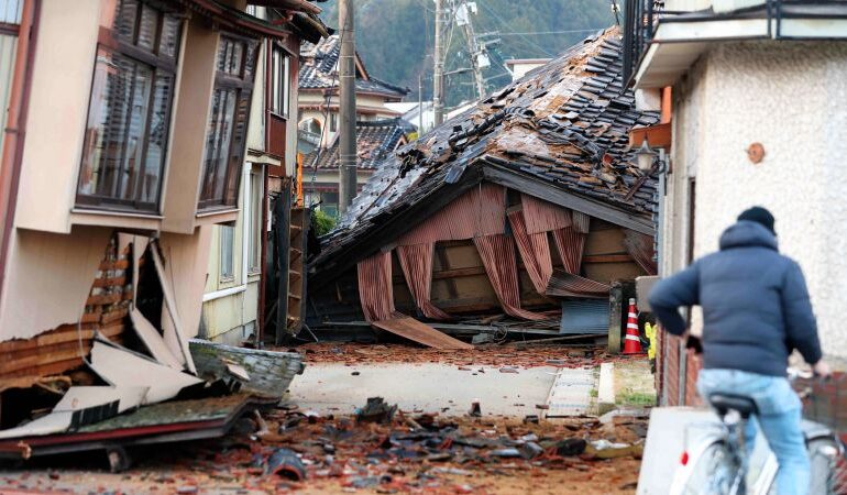 Trzęsienie ziemi w Japonii: „Walka z czasem” ma na celu znalezienie ocalałych po zniesieniu ostrzeżeń o tsunami i wzroście liczby ofiar śmiertelnych